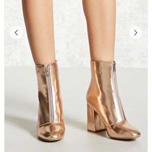 ⭐️ NWT Metallic Faux Leather Boots ⭐️